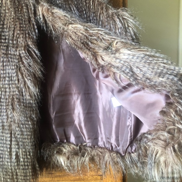 Urban Behavior 2-Pocket Shaggy Faux Fur Vest - Picture 5 of 6